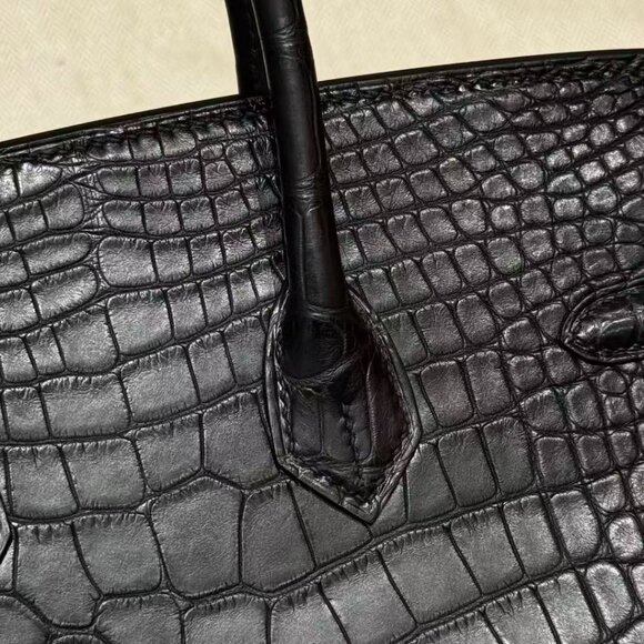 Classic Hermes Bag: A Stylish and Versatile Choice for Elegance - Picture 5 of 6